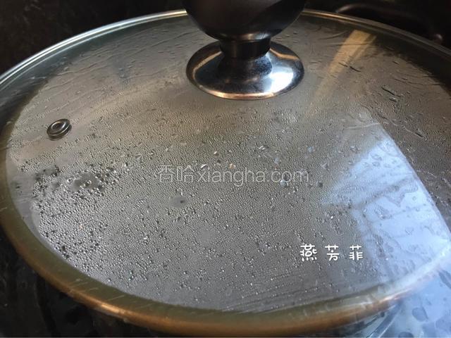 上气后转中火蒸40分钟。蒸完后关火焖15分钟。