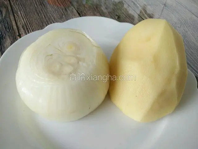 将土豆和洋葱去皮洗干净备用。