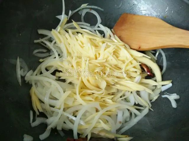 接着倒入土豆丝。继续翻炒，炒的土豆丝有点粘稠的时候，倒入少许的水。如果觉得锅底不干，可以不放水。