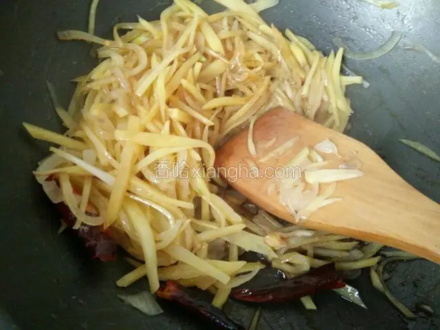 继续翻炒，炒出香味以后，放点味精，关火出锅。