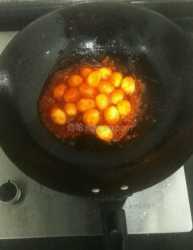 翻炒均匀后再煮到酱汁收干，鹌鹑蛋都裹上酱汁，便可关火