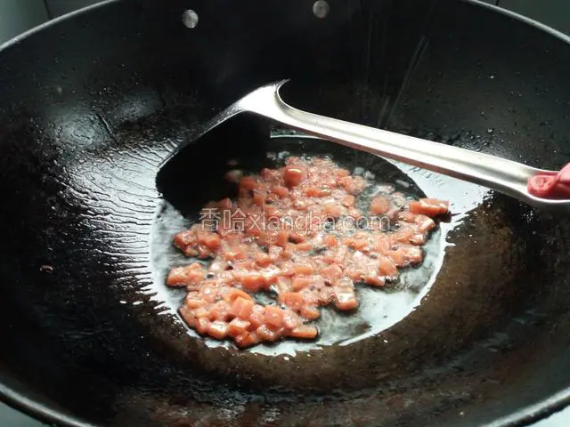热锅起油，火腿先下小火炒至五分熟。
