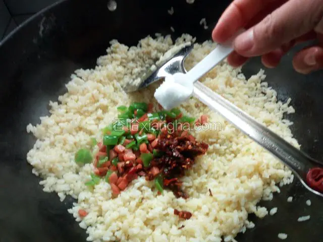 待米饭颗粒分明时，加入事先炒好的火腿、青椒，再加入1勺老干妈想喇叭，1勺盐，翻炒均匀即可。