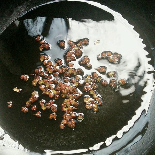 另取干净炒锅，加油烧至稍微冒烟，关火。随即放入花椒。