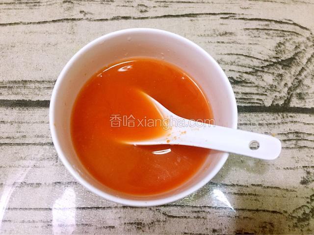 取一个碗：加入番茄酱、白糖、白醋、盐、鸡精、淀粉、清水调成酱汁备用