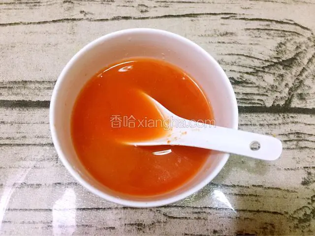 取一个碗：加入番茄酱、白糖、白醋、盐、鸡精、淀粉、清水调成酱汁备用