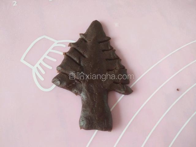 然后用个剪刀或者是用个小刀，将树的两侧切成图中样子，这样就做好了一棵圣诞树