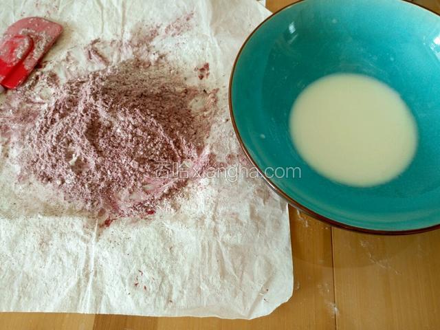 粉类过筛备用 牛奶玉米油搅拌至乳化