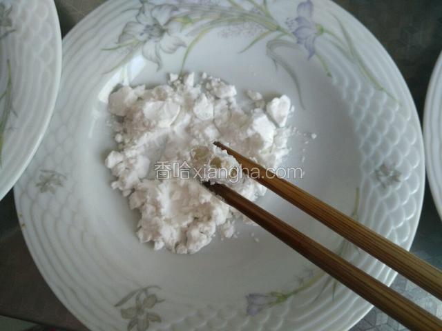 用筷子夹一块沾匀淀粉。