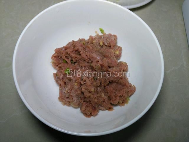 再将牛肉130克剁碎，剁的过程中添加适量姜，葱，酱油，一起剁碎。