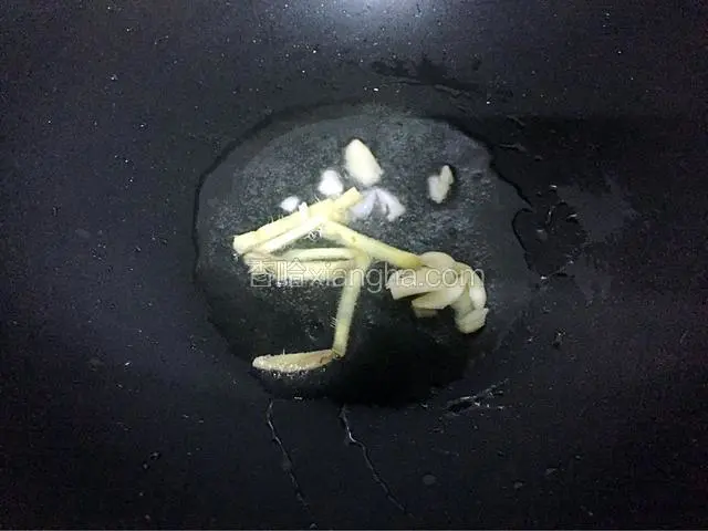 锅中倒入适量油烧热后放入姜蒜爆香