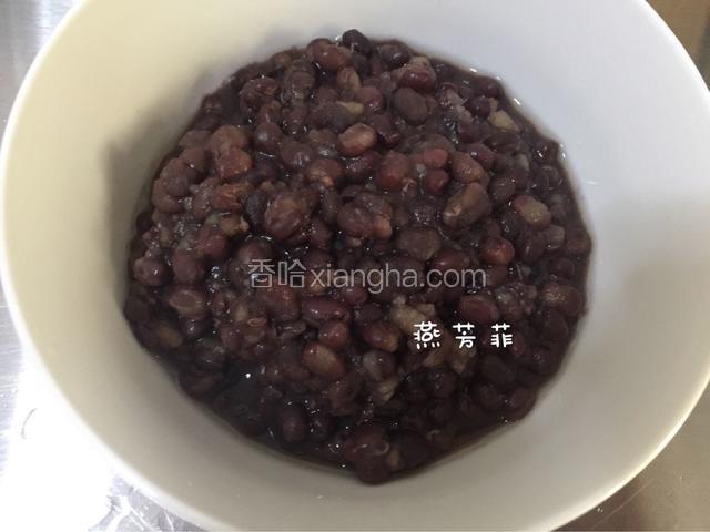 煮红豆沙。
红豆与5倍的水放高压锅中，上气后转小火煮15分钟。