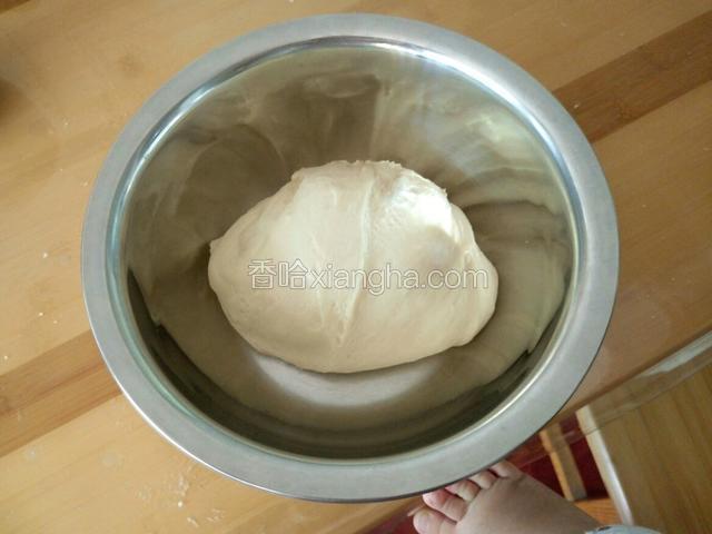 放入容器 盖好湿布 室温发酵 抱着孩子揉面……我也是拼了