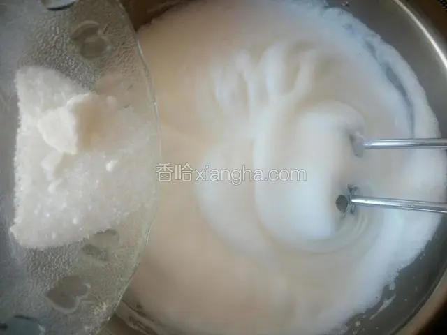 继续用电动打蛋器中速搅打，出现明显的纹路时再加入剩下的细砂糖。