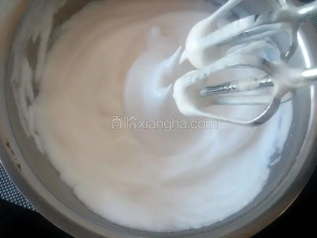  继续用电动打蛋器中速将蛋白搅打，直至提起打蛋头出现直立尖角即可，此时可以预热烤箱上下管160度预热。