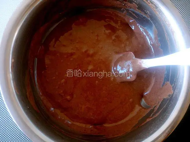 用橡皮刮刀翻拌或切拌的手法搅拌均匀，看不到蛋白霜为止。