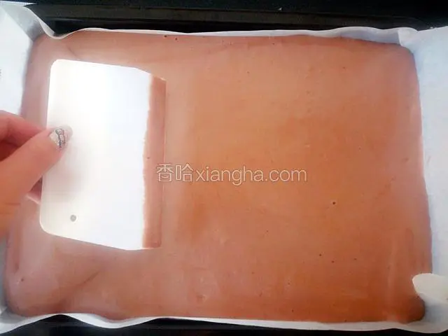 用刮板将蛋糕糊刮平整，刮的时候不要用力，自然力度帖住表面即可并震出大气泡。