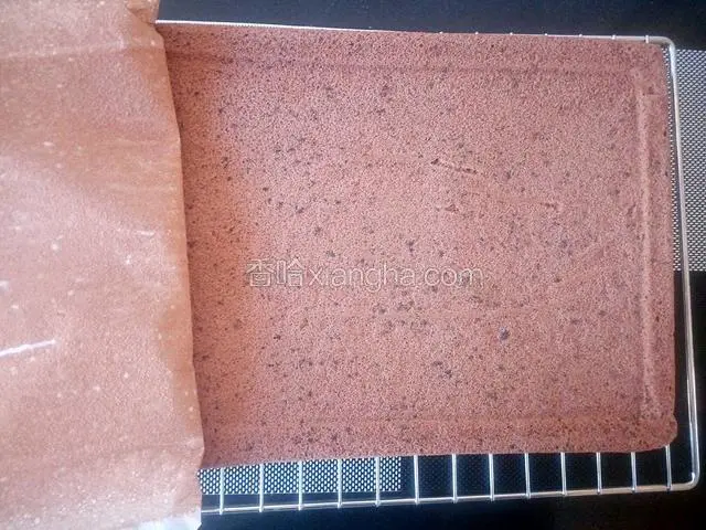 拿掉烤盘，小心撕下油纸等待蛋糕冷却。