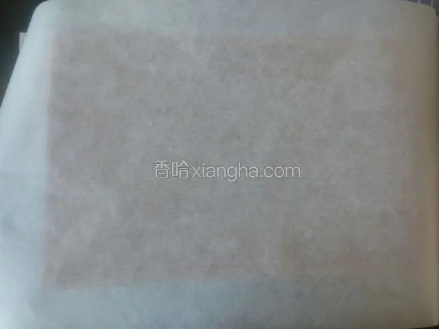 待有点余温，拿张新油纸盖上。