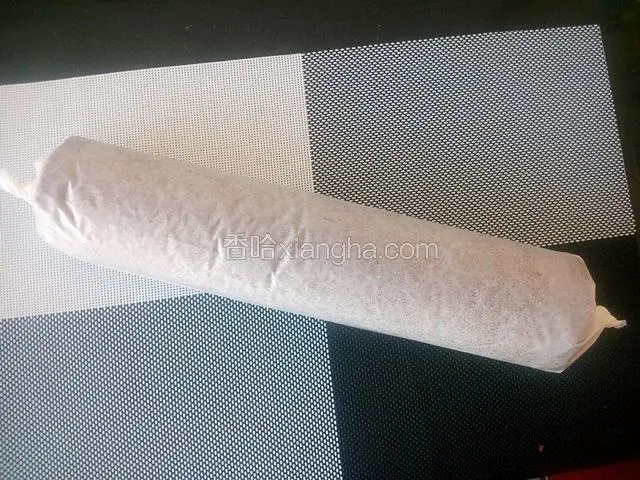 卷好以后，收紧 放入冰箱冷藏2小时以上。