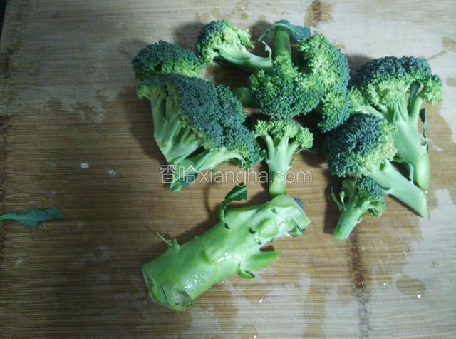把西兰花切下，菜梗留着。