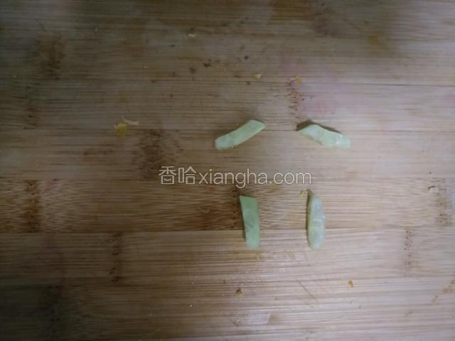 黄瓜切片做成胳膊和腿