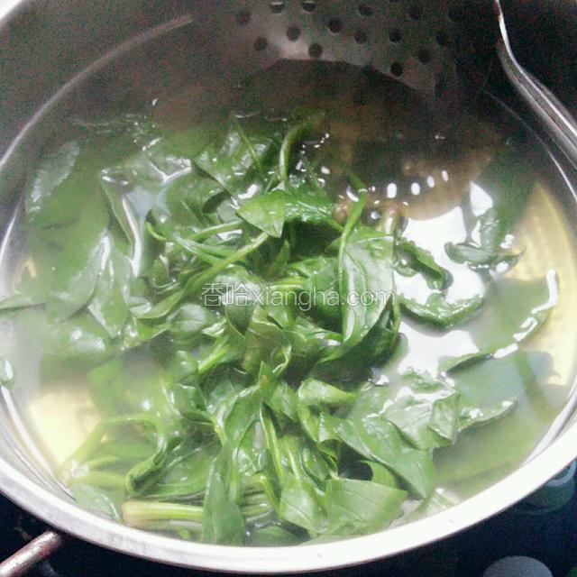 在加了盐的开水中氽烫熟，捞出后，再用凉开水清洗一遍。