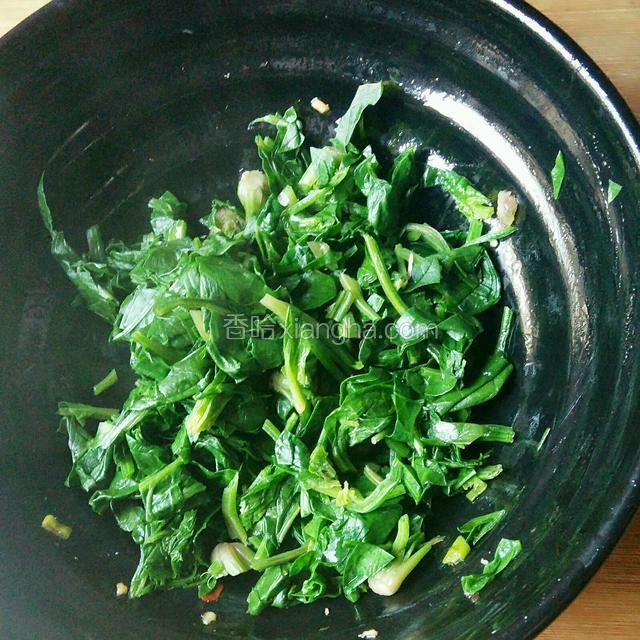 略挤掉水，切碎放在大碗里