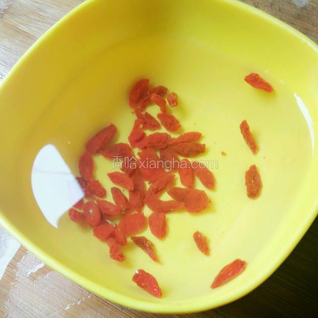 枸杞用温水略泡，清洗干净。