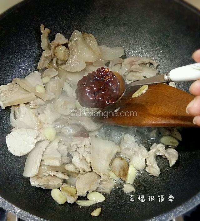 放入一勺郡县豆瓣酱。