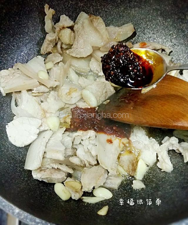 再放一勺老干妈牛肉豆豉酱。