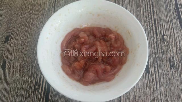 瘦肉切成丝，用酱油盐鸡粉，腌制一下