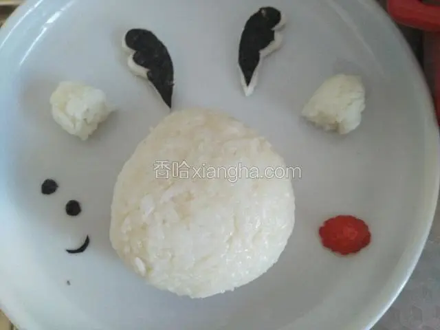 驯鹿的头，耳朵，角，眼睛，嘴和鼻子（鼻子是草莓的尖做的）。都做好啦。