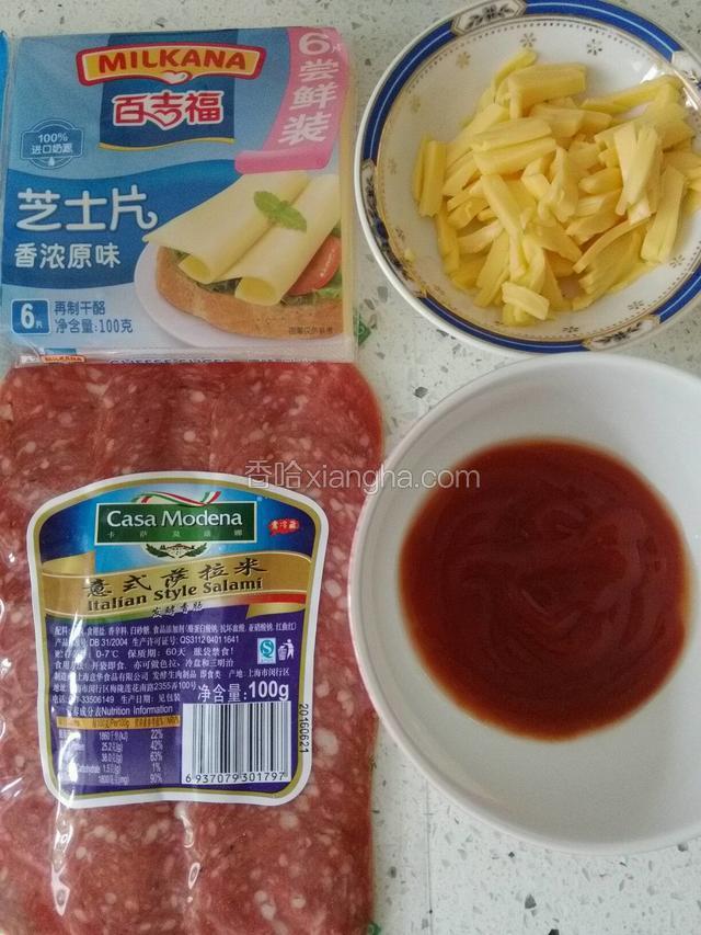 首先准备好圣诞节璀璨披萨全部食材；