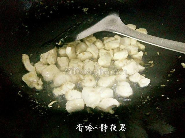 锅里烧油，放入鸡肉煸炒几下