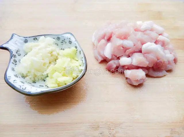 姜蒜剁碎，猪肉切小块备用