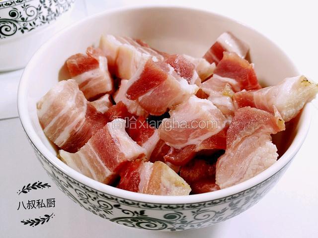 先把肉切块备用。