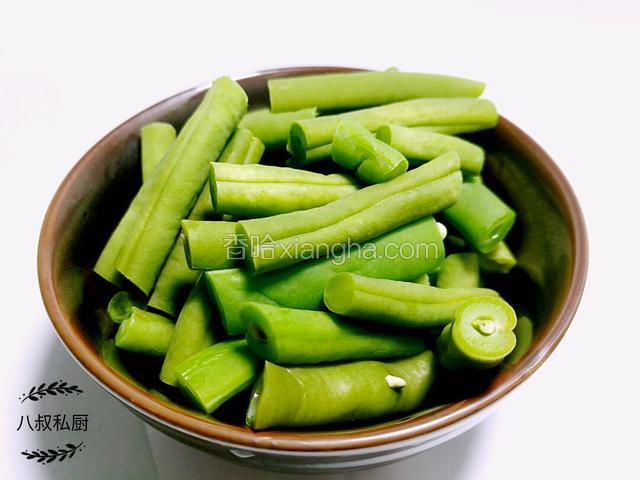 豆角切断即可。