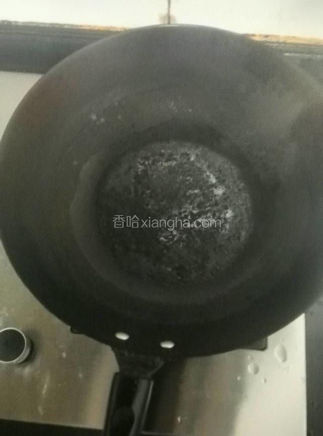 把蒸萝卜卷的汁水倒入锅里