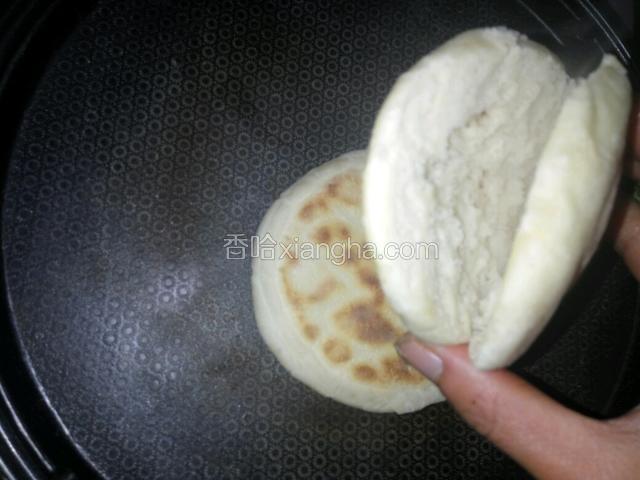 取一个烙熟的饼胚，切到饼三分之二处，塞入适量卤肉碎 和青椒香菜，在浇上一匙肉汤