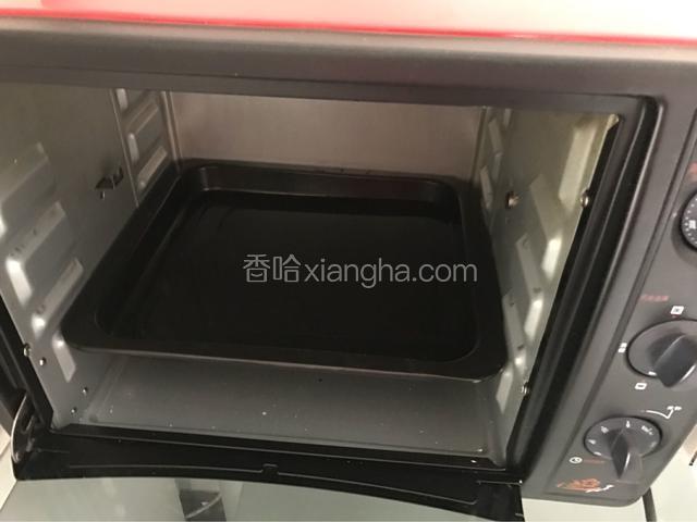 烤箱180度烤箱预热后，烤盘加入热水，放最下层。