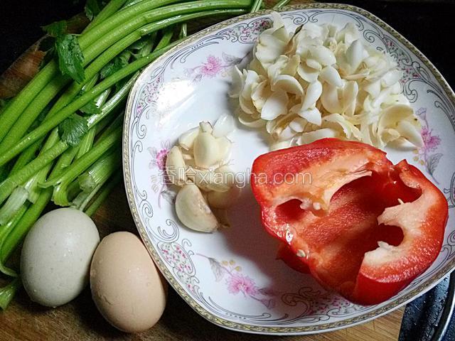 准备食材，小芹菜，鸡蛋，甜椒，蒜，百合【百合提前用温水泡制，泡软为止】