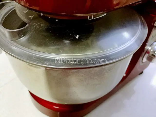 启动低速档运行和面，当面粉呈麦穗状时，转3档继续和制。