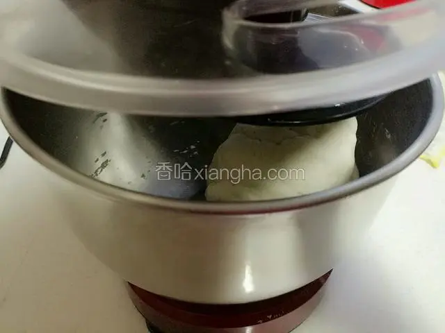 2分钟左右即可和制成团，可以继续和面5分钟，使面团更加滋润。