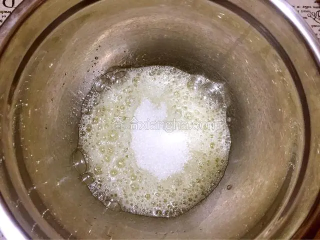 加入白糖，白糖分三次加入