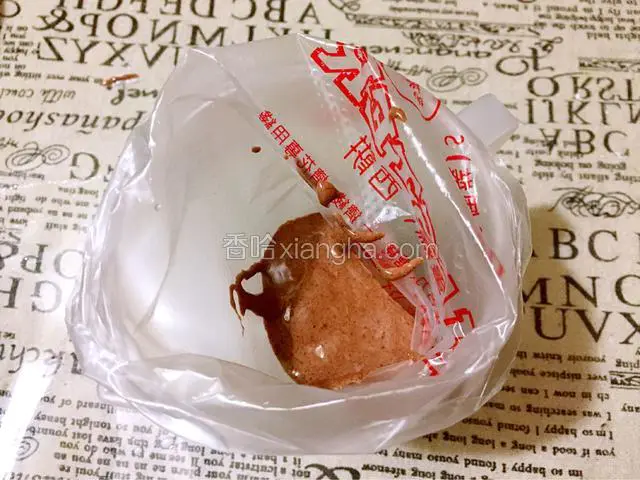 把可可糊装入裱花袋中，烤箱上火120度，下火150度预热