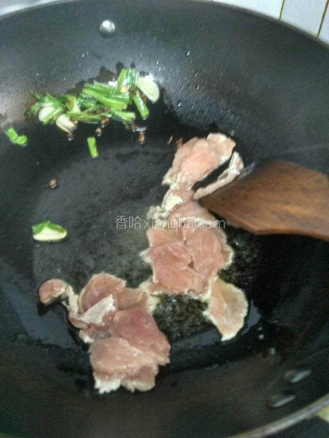 放肉片中火炒熟。