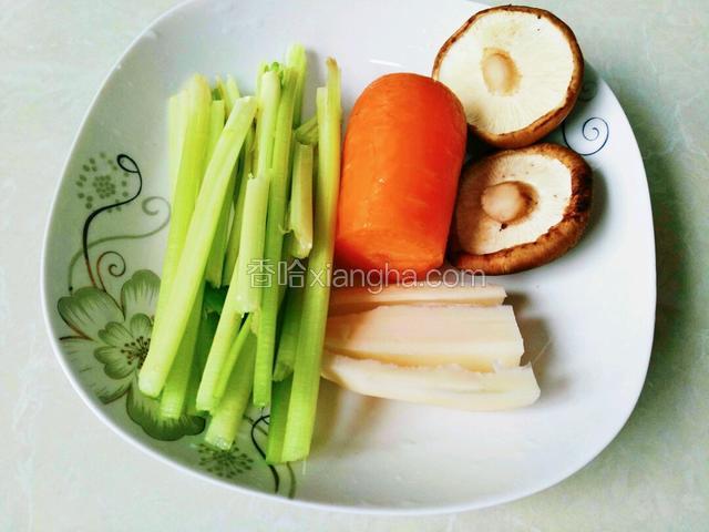 备齐蔬菜。