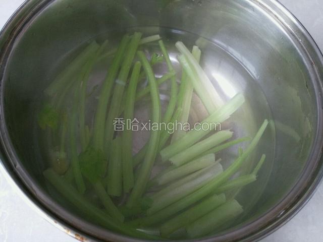 将芹菜用开水焯一分钟后  捞出沥去水分。