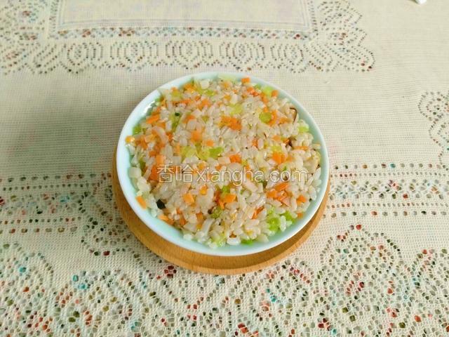 然后盛入碗中用铲子按平，按实。